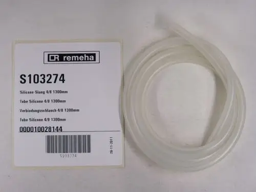 Durchsichtiger Silikonschlauch, leicht gewunden, mit Verpackung von Remeha, beschriftet mit Artikelnummer und Produktdetails.